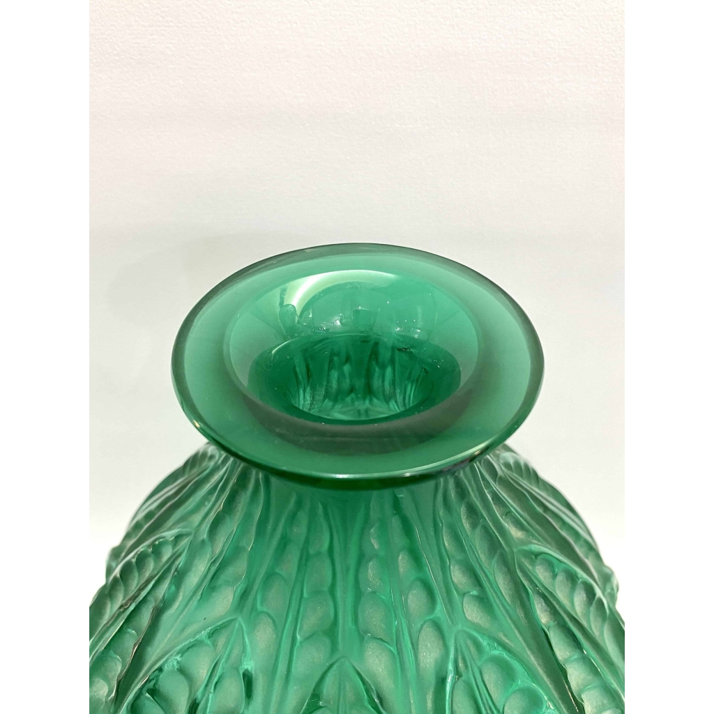 Vase « Malesherbes » verre vert émeraude patiné blanc de René LALIQUE | Biron Vase "Malesherbes" verre vert émeraude patiné blanc de René LALIQUE