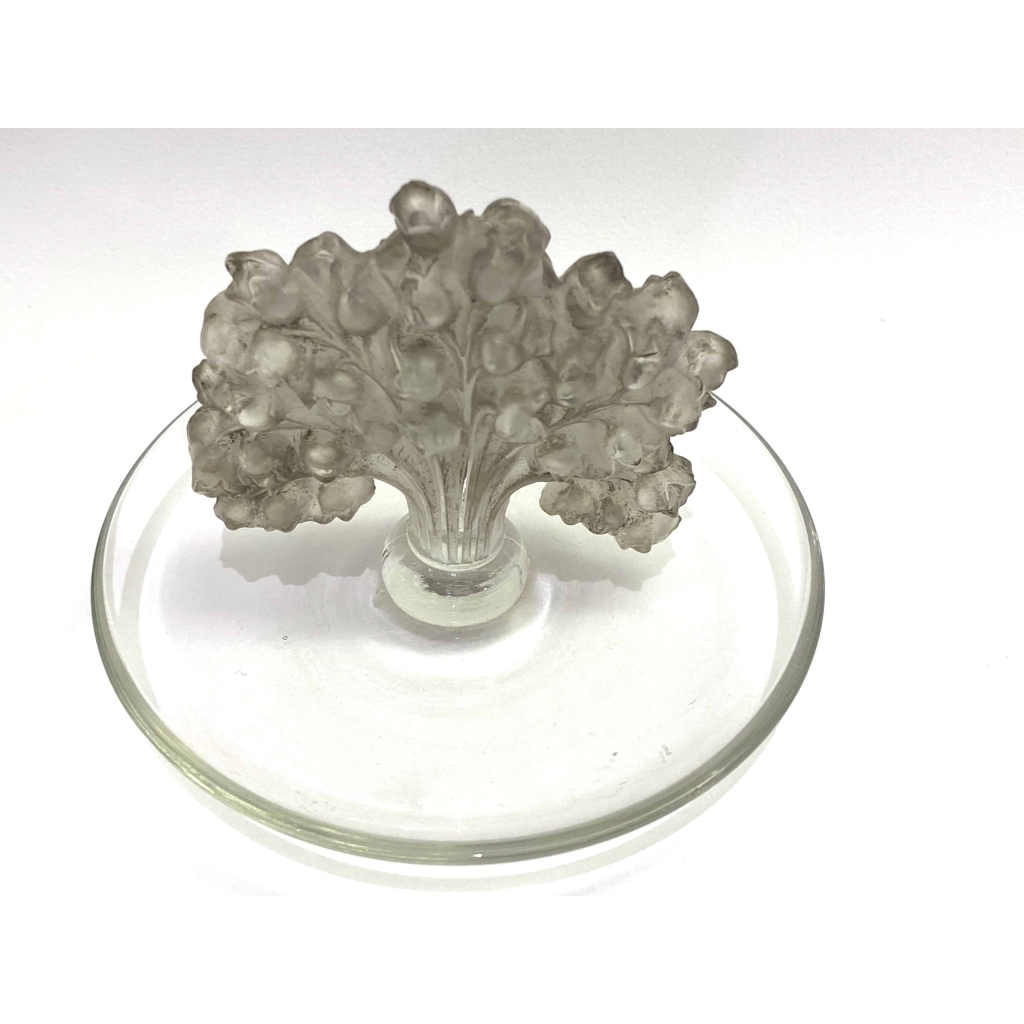 Cendrier Baguier « Muguet » verre blanc patiné gris de René LALIQUE | Biron Cendrier Baguier "Muguet" verre blanc patiné gris de René LALIQUE