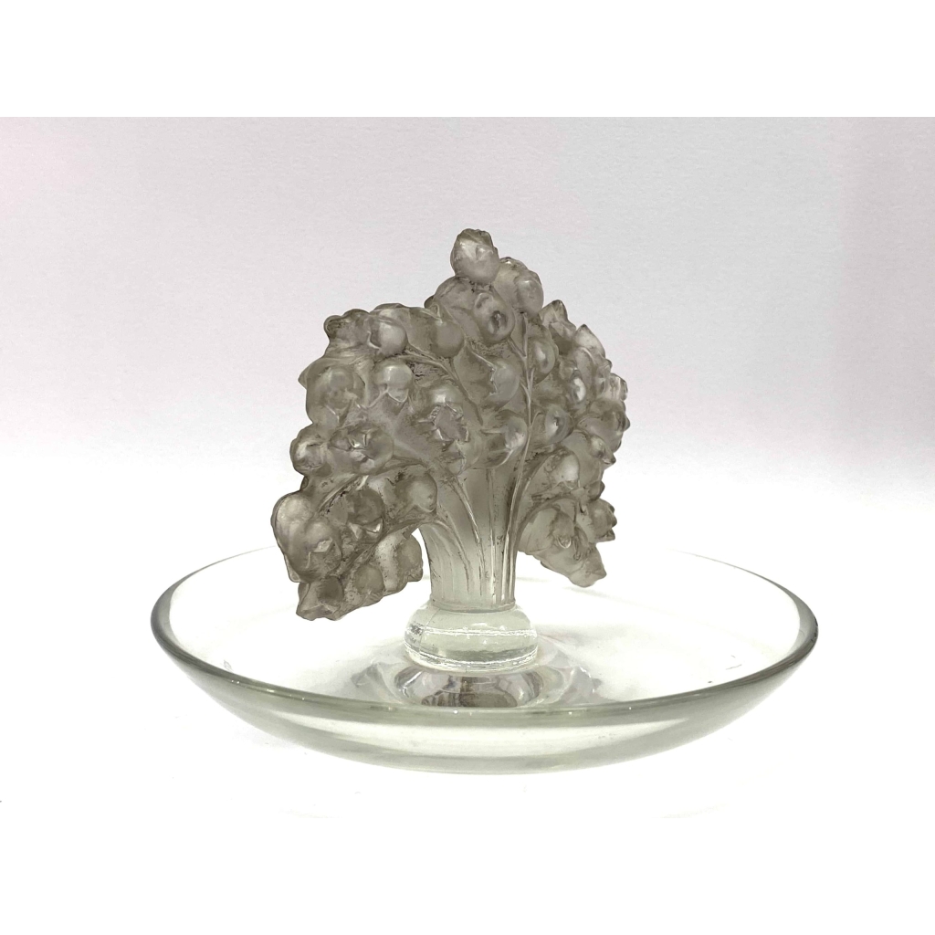 Cendrier Baguier « Muguet » verre blanc patiné gris de René LALIQUE | Biron Cendrier Baguier "Muguet" verre blanc patiné gris de René LALIQUE