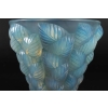 Vase « Moissac » verre opalescent patiné bleu de René LALIQUE | Biron Vase « Moissac » verre opalescent patiné bleu de René LALIQUE