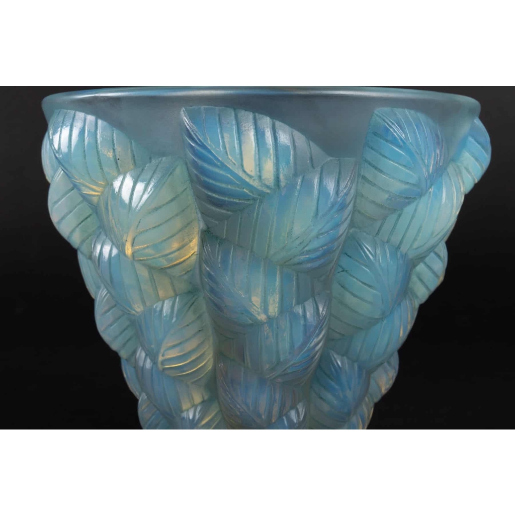 Vase « Moissac » verre opalescent patiné bleu de René LALIQUE | Biron Vase « Moissac » verre opalescent patiné bleu de René LALIQUE