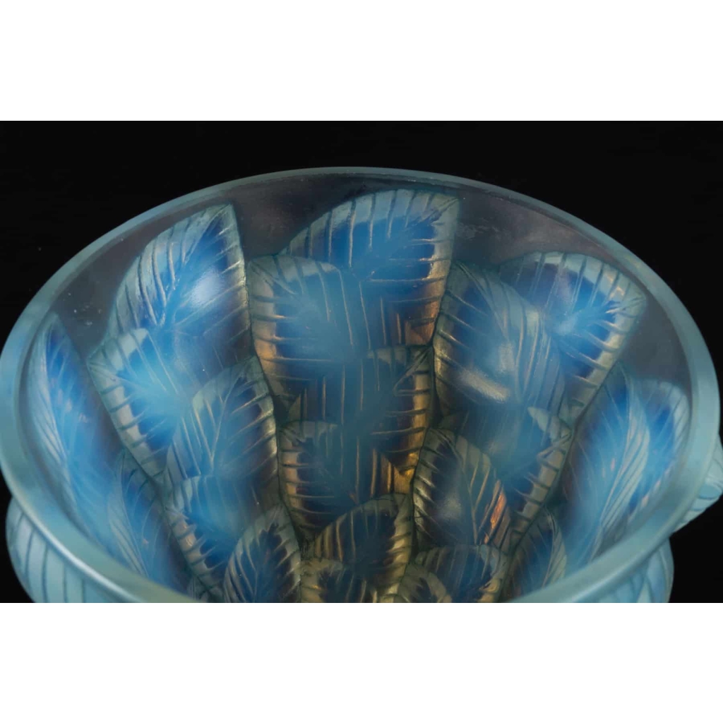 Vase « Moissac » verre opalescent patiné bleu de René LALIQUE | Biron Vase « Moissac » verre opalescent patiné bleu de René LALIQUE