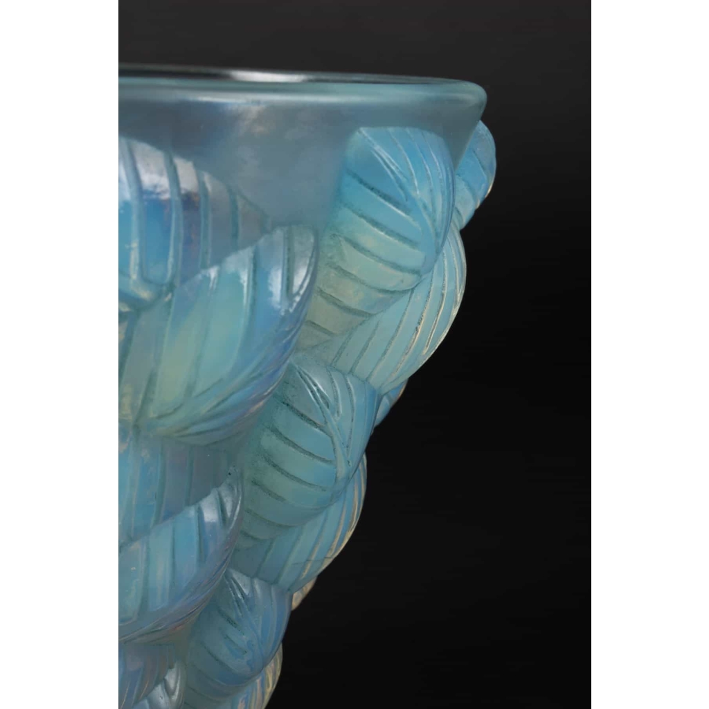Vase « Moissac » verre opalescent patiné bleu de René LALIQUE | Biron Vase « Moissac » verre opalescent patiné bleu de René LALIQUE