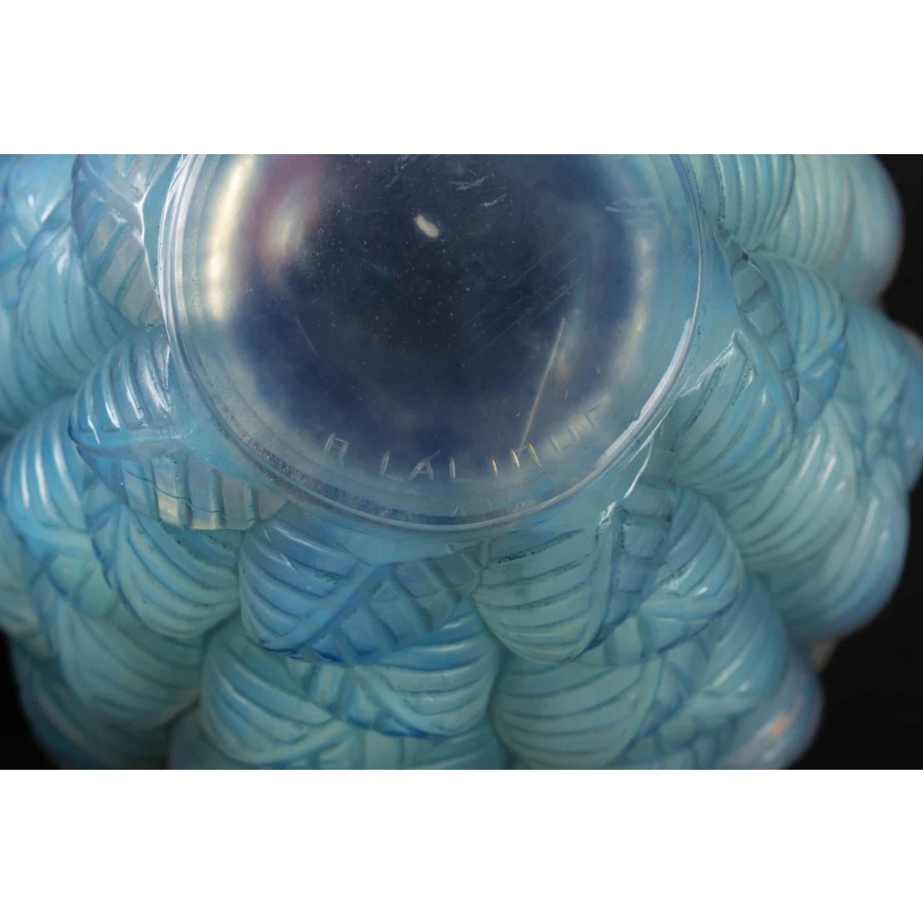 Vase « Moissac » verre opalescent patiné bleu de René LALIQUE | Biron Vase « Moissac » verre opalescent patiné bleu de René LALIQUE