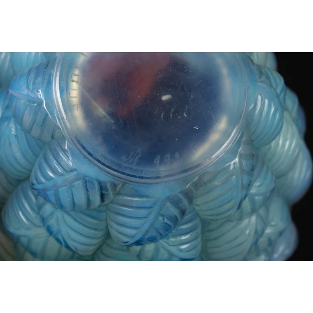 Vase « Moissac » verre opalescent patiné bleu de René LALIQUE | Biron Vase « Moissac » verre opalescent patiné bleu de René LALIQUE