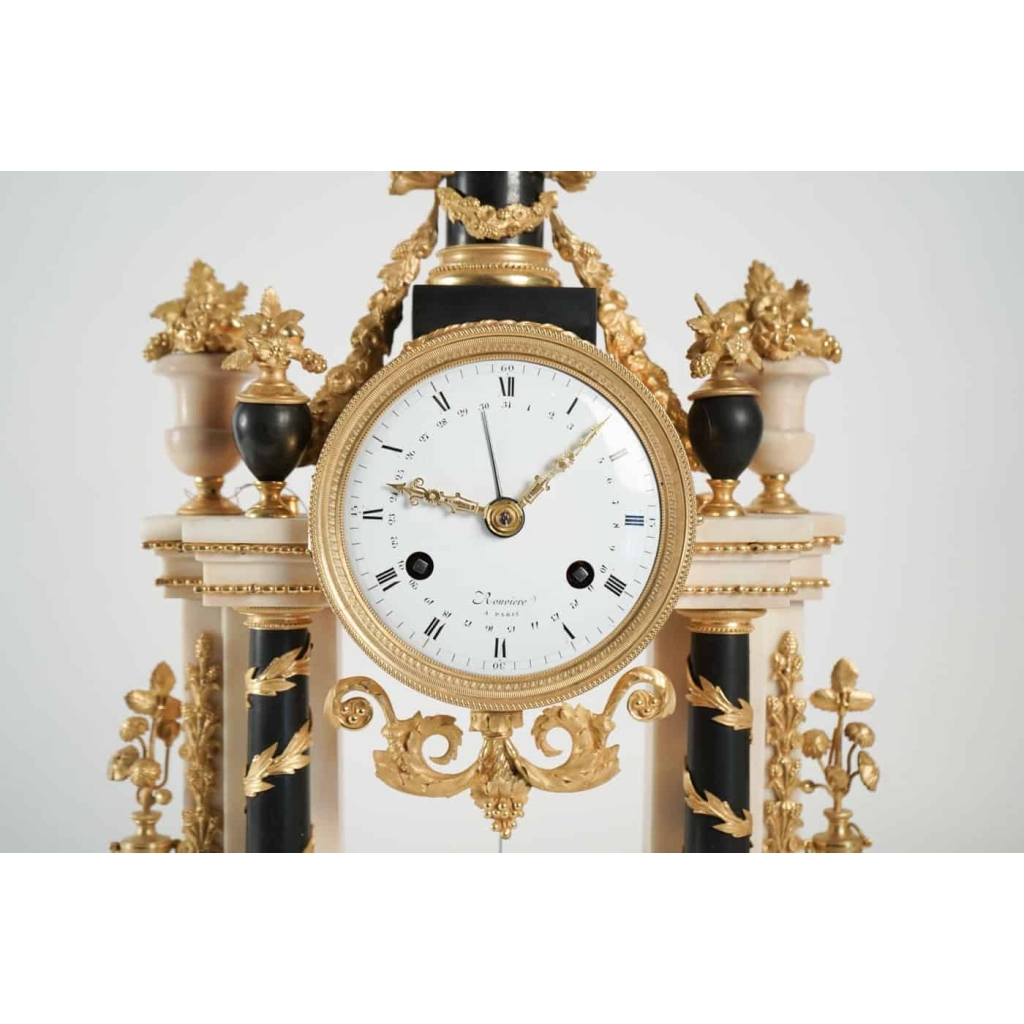 Pendule portique d'époque Louis XVI (1774 - 1793).