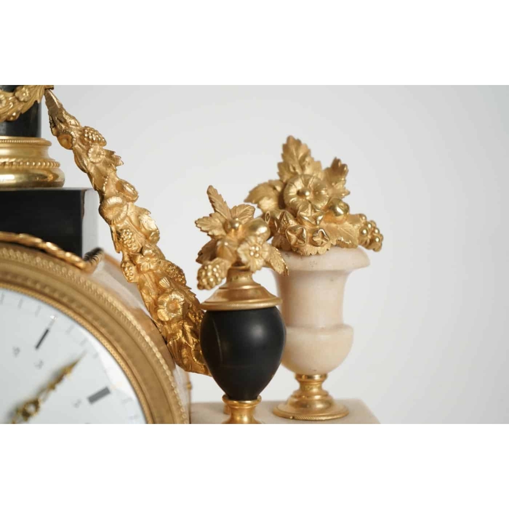 Pendule portique d'époque Louis XVI (1774 - 1793).