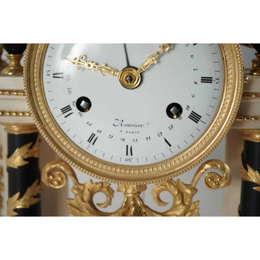 Pendule portique d'époque Louis XVI (1774 - 1793).