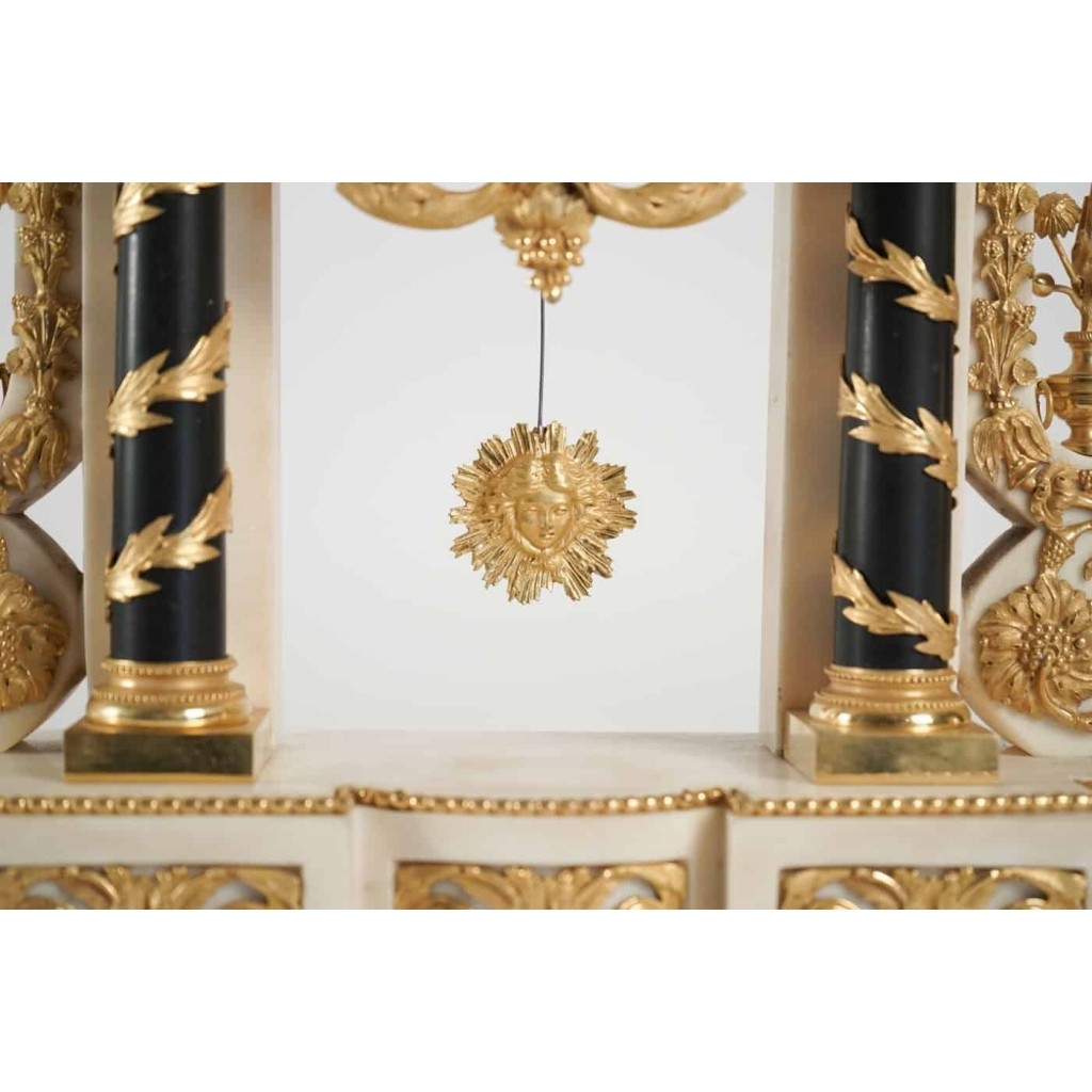 Pendule portique d'époque Louis XVI (1774 - 1793).