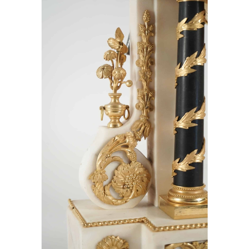 Pendule portique d'époque Louis XVI (1774 - 1793).