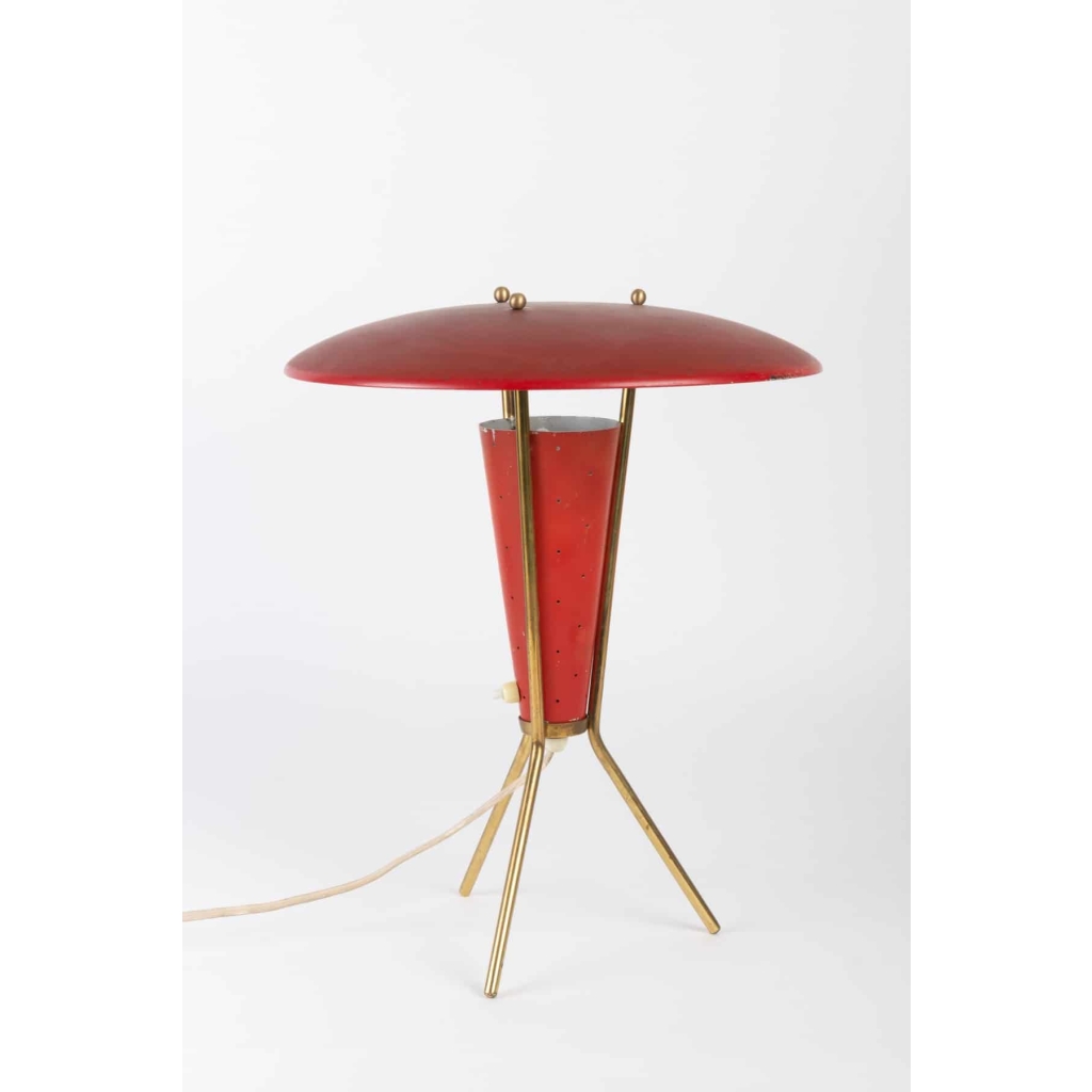 Lampe tripode années 50 en laiton et métal laqué rouge | Biron Lampe tripode années 50 en laiton et métal laqué rouge