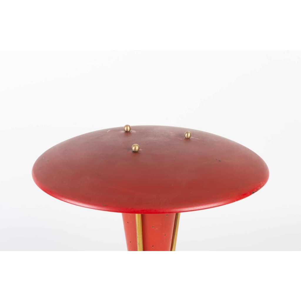 Lampe tripode années 50 en laiton et métal laqué rouge | Biron Lampe tripode années 50 en laiton et métal laqué rouge