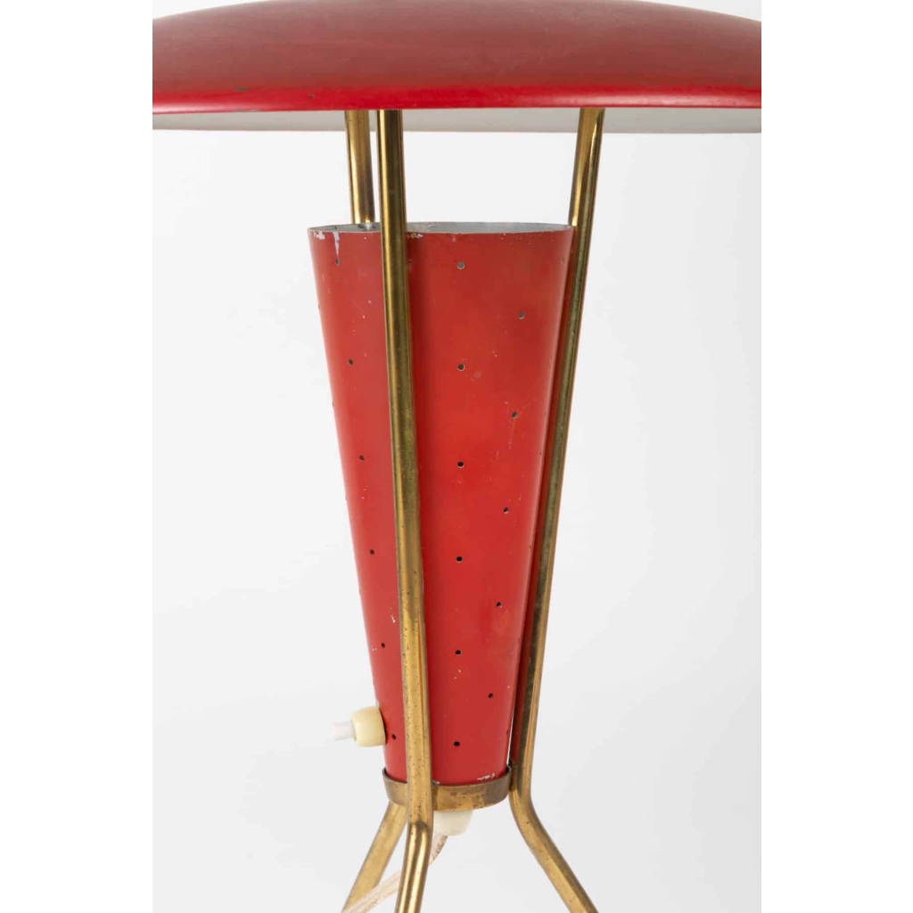Lampe tripode années 50 en laiton et métal laqué rouge | Biron Lampe tripode années 50 en laiton et métal laqué rouge