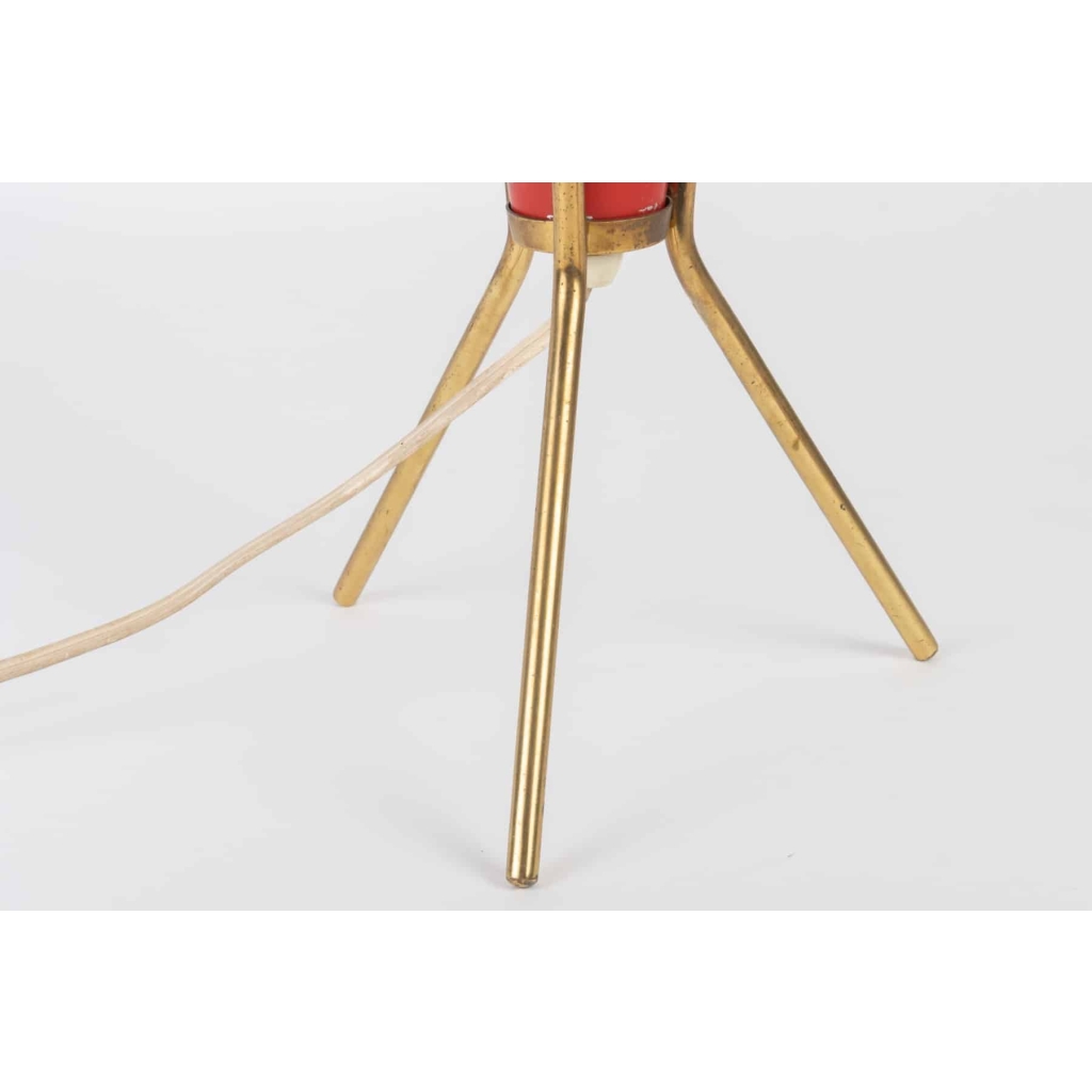 Lampe tripode années 50 en laiton et métal laqué rouge | Biron Lampe tripode années 50 en laiton et métal laqué rouge