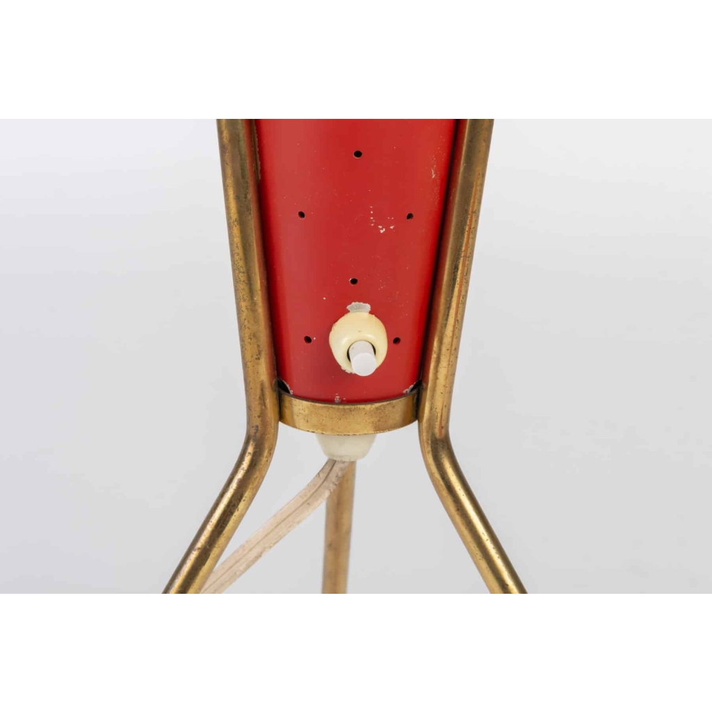 Lampe tripode années 50 en laiton et métal laqué rouge | Biron Lampe tripode années 50 en laiton et métal laqué rouge