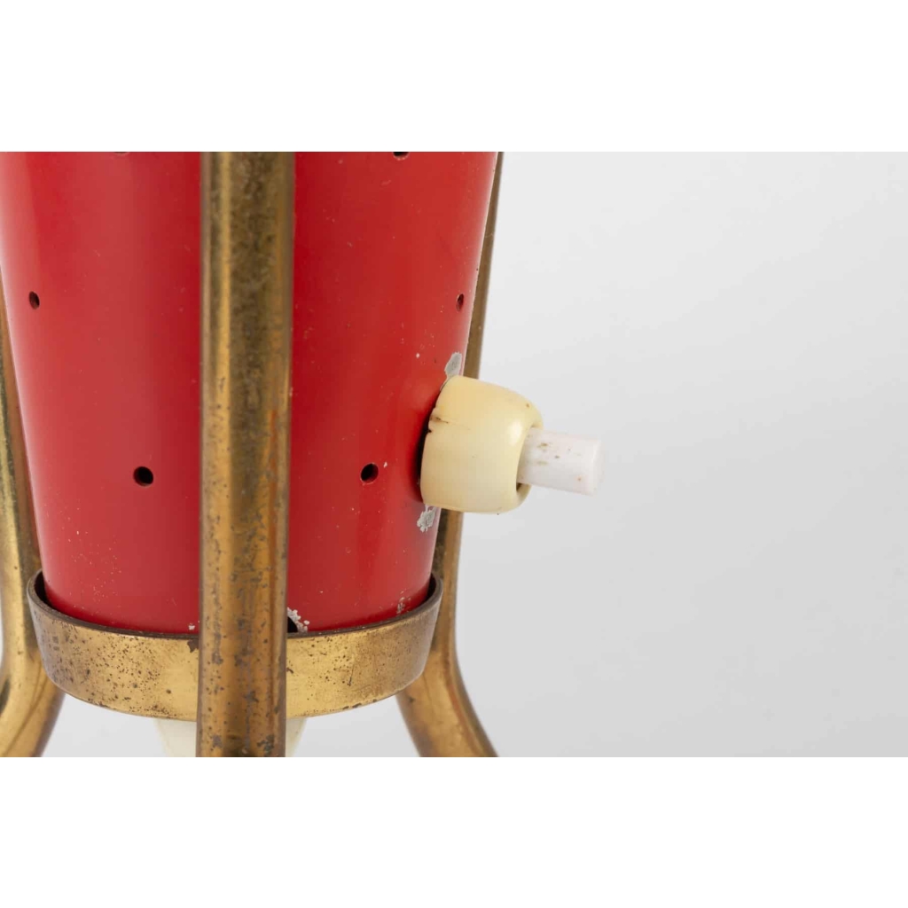 Lampe tripode années 50 en laiton et métal laqué rouge | Biron Lampe tripode années 50 en laiton et métal laqué rouge