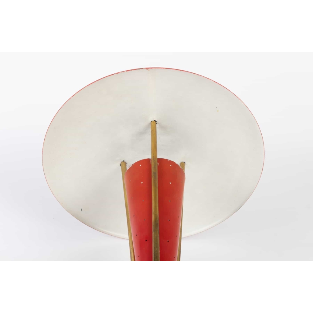 Lampe tripode années 50 en laiton et métal laqué rouge | Biron Lampe tripode années 50 en laiton et métal laqué rouge