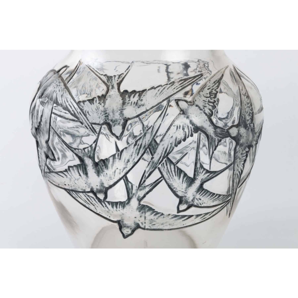 Vase « Hirondelles » verre blanc émaillé bleu de René LALIQUE