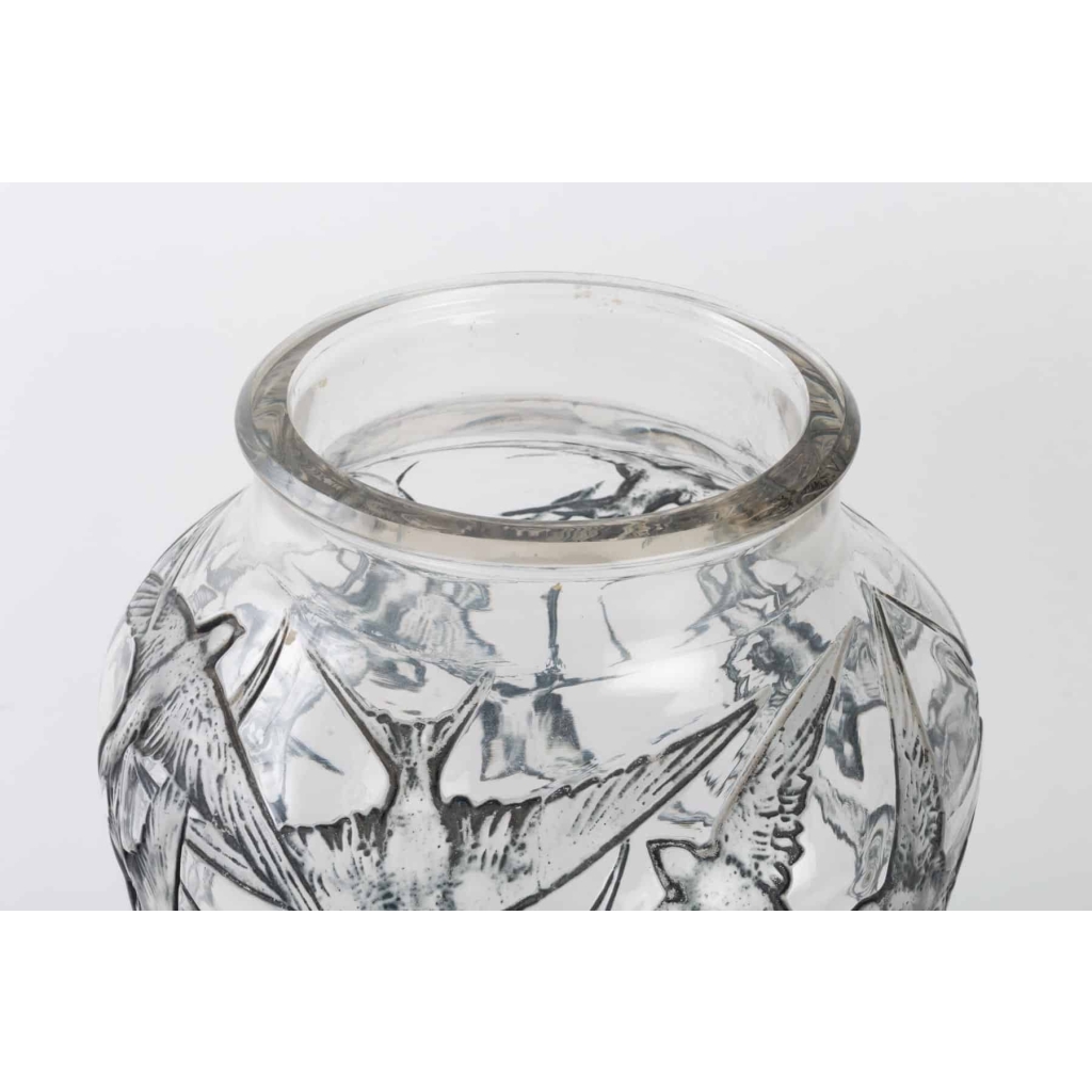 Vase « Hirondelles » verre blanc émaillé bleu de René LALIQUE
