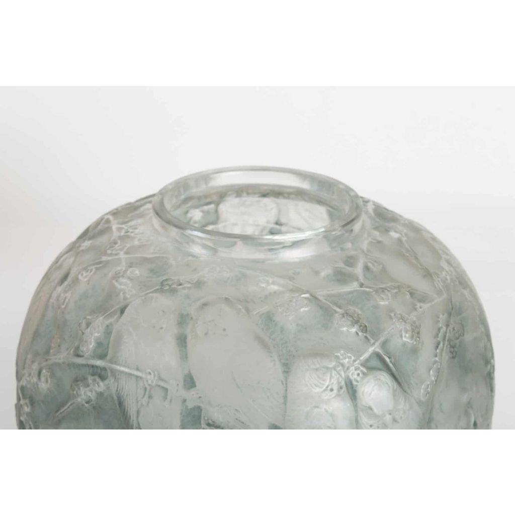 Vase « Perruches » verre blanc patiné bleu de René LALIQUE