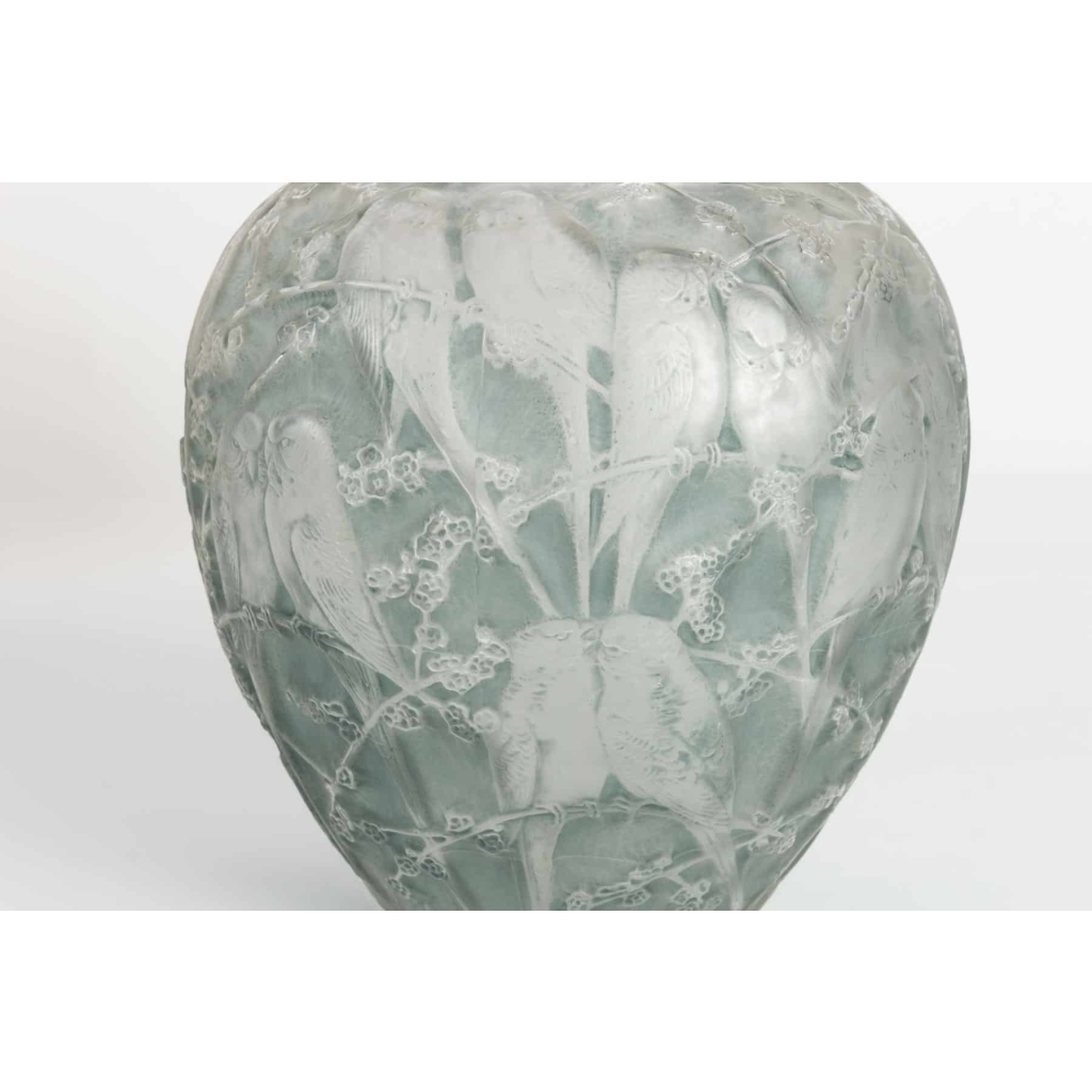 Vase « Perruches » verre blanc patiné bleu de René LALIQUE