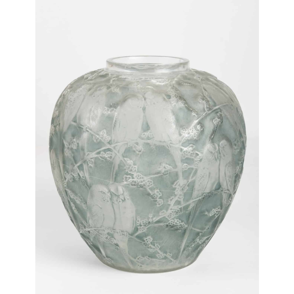 Vase « Perruches » verre blanc patiné bleu de René LALIQUE