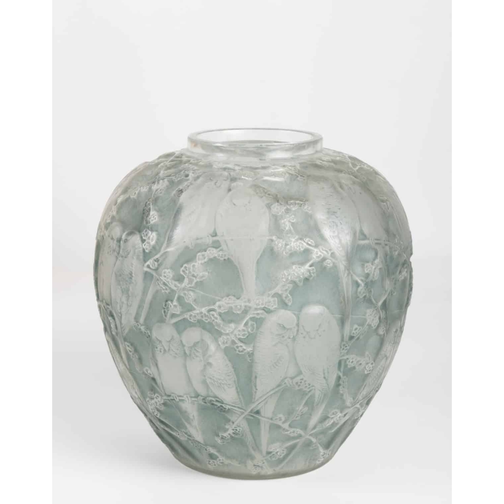 Vase « Perruches » verre blanc patiné bleu de René LALIQUE