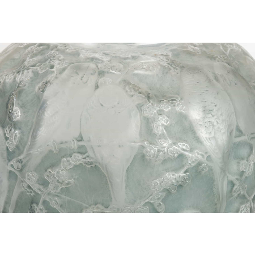 Vase « Perruches » verre blanc patiné bleu de René LALIQUE