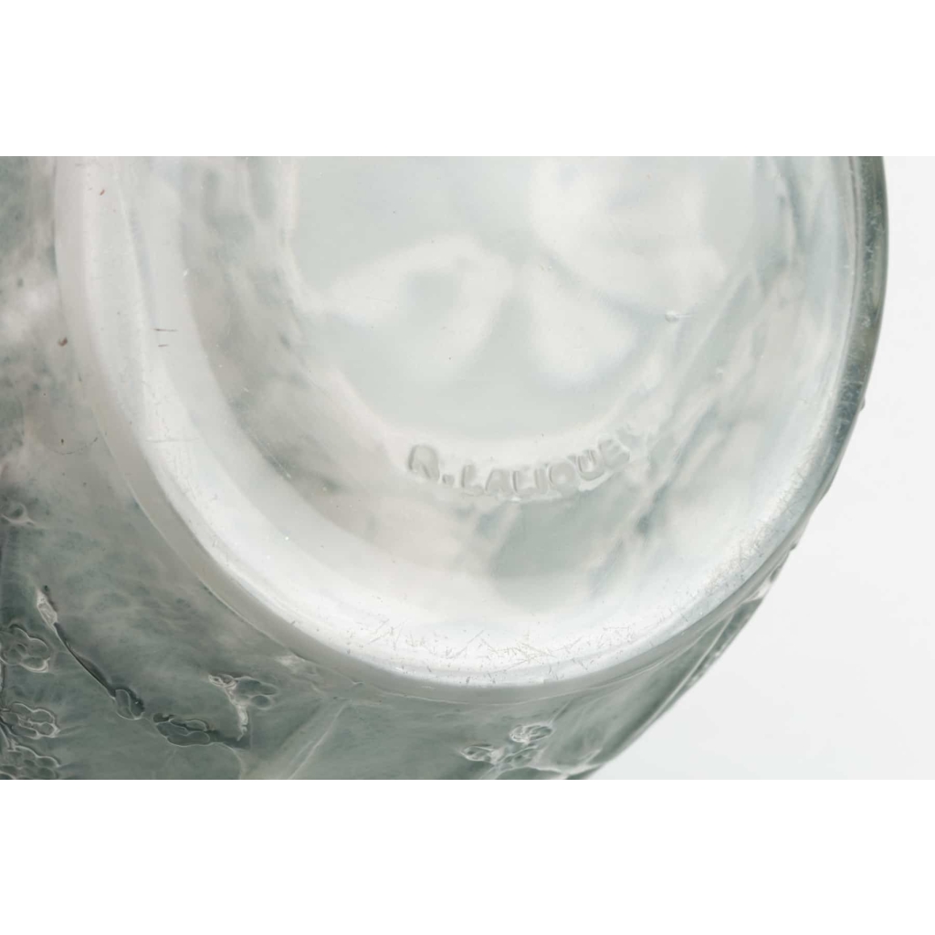 Vase « Perruches » verre blanc patiné bleu de René LALIQUE