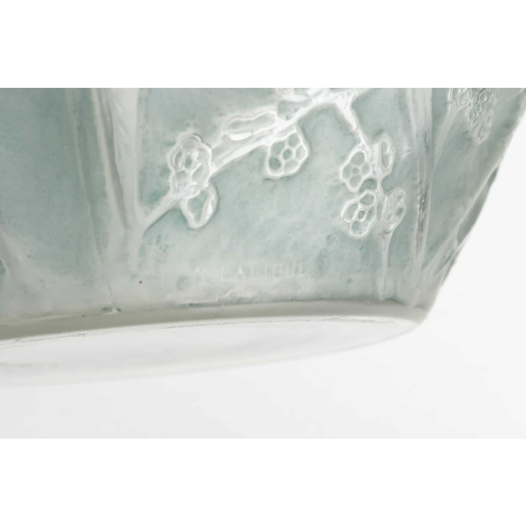 Vase « Perruches » verre blanc patiné bleu de René LALIQUE