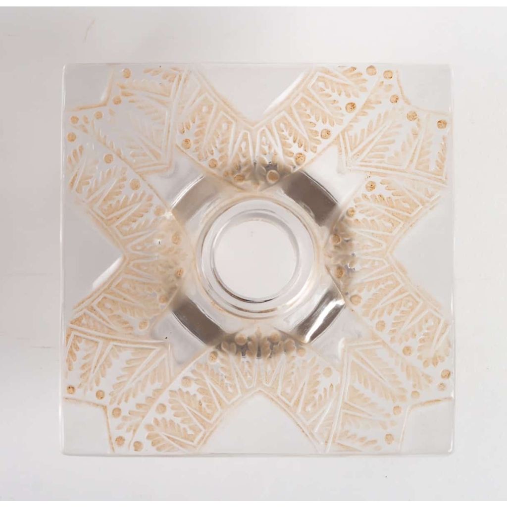 Suite de Six Bougeoirs Chandeliers « Chantilly » verre blanc patiné sépia de René LALIQUE