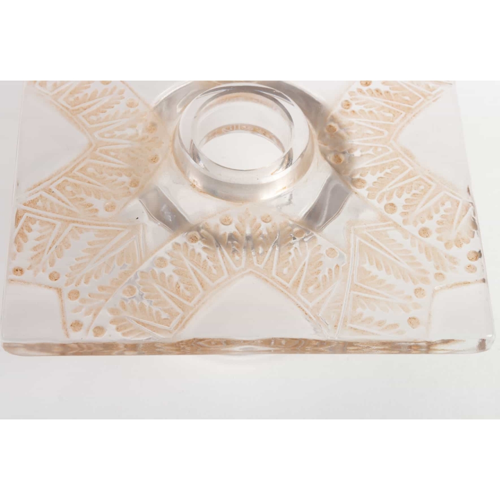 Suite de Six Bougeoirs Chandeliers « Chantilly » verre blanc patiné sépia de René LALIQUE