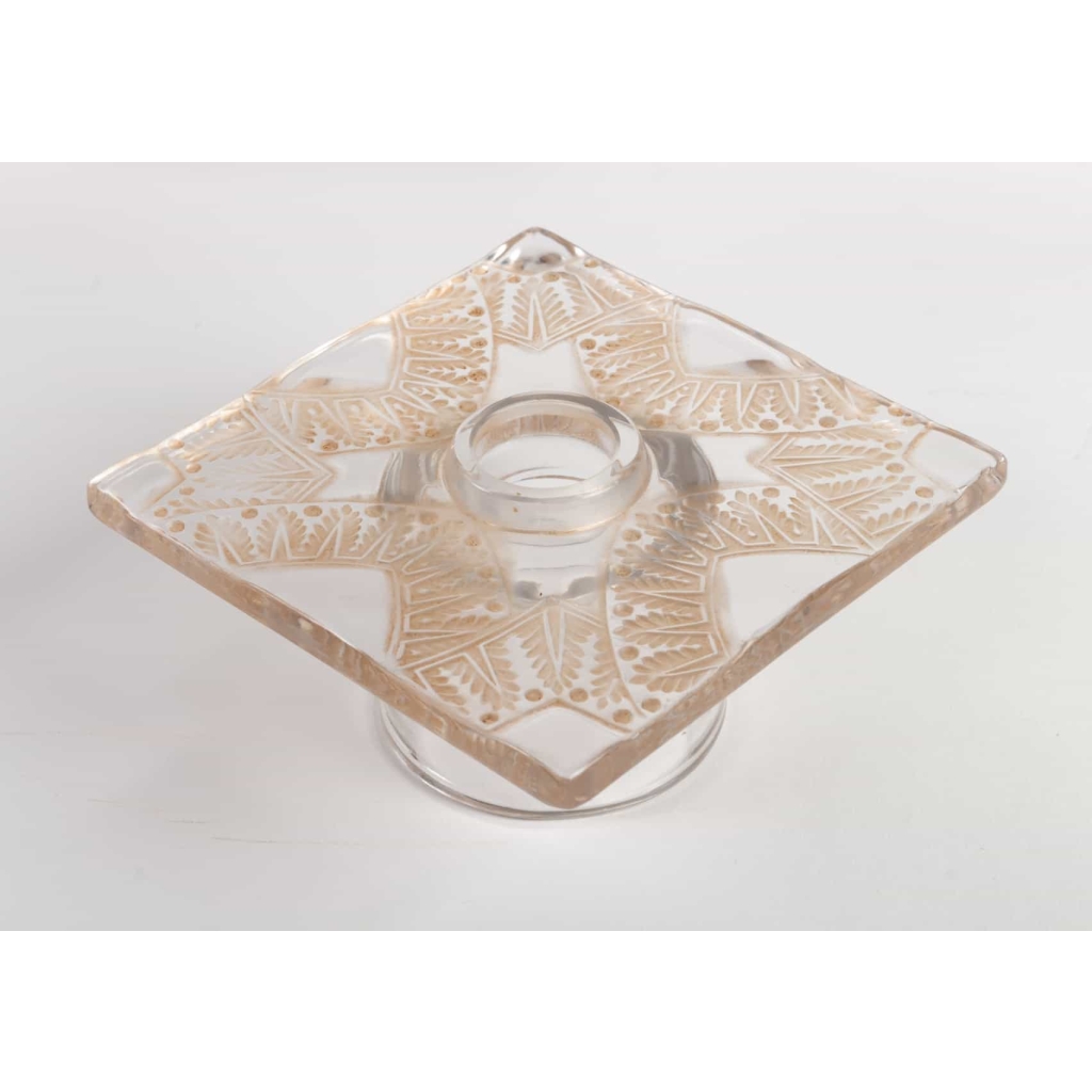 Suite de Six Bougeoirs Chandeliers « Chantilly » verre blanc patiné sépia de René LALIQUE