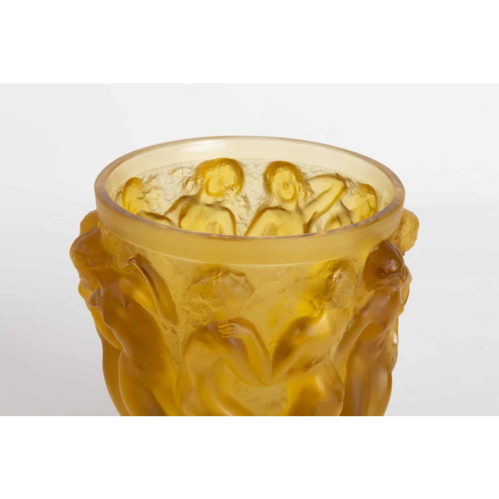 Vase « Bacchantes » verre jaune ambré de René LALIQUE