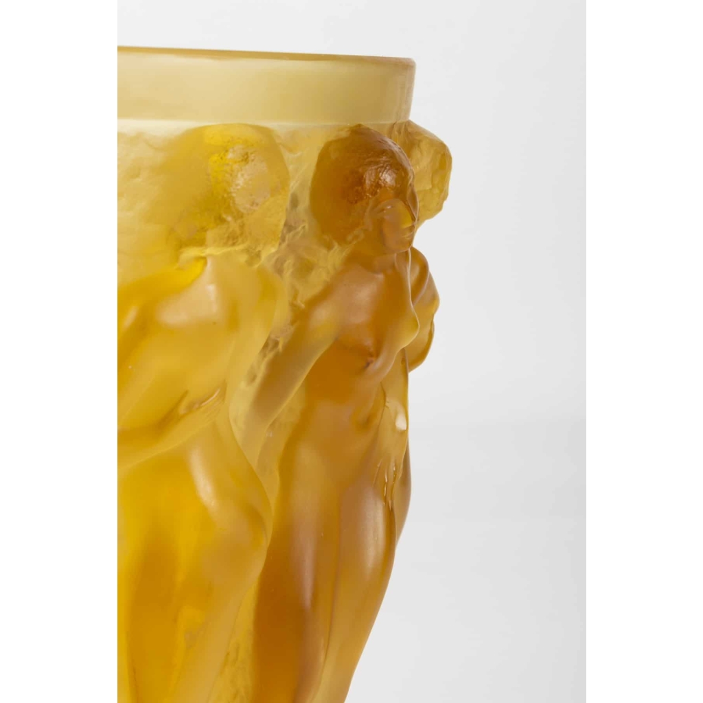Vase « Bacchantes » verre jaune ambré de René LALIQUE