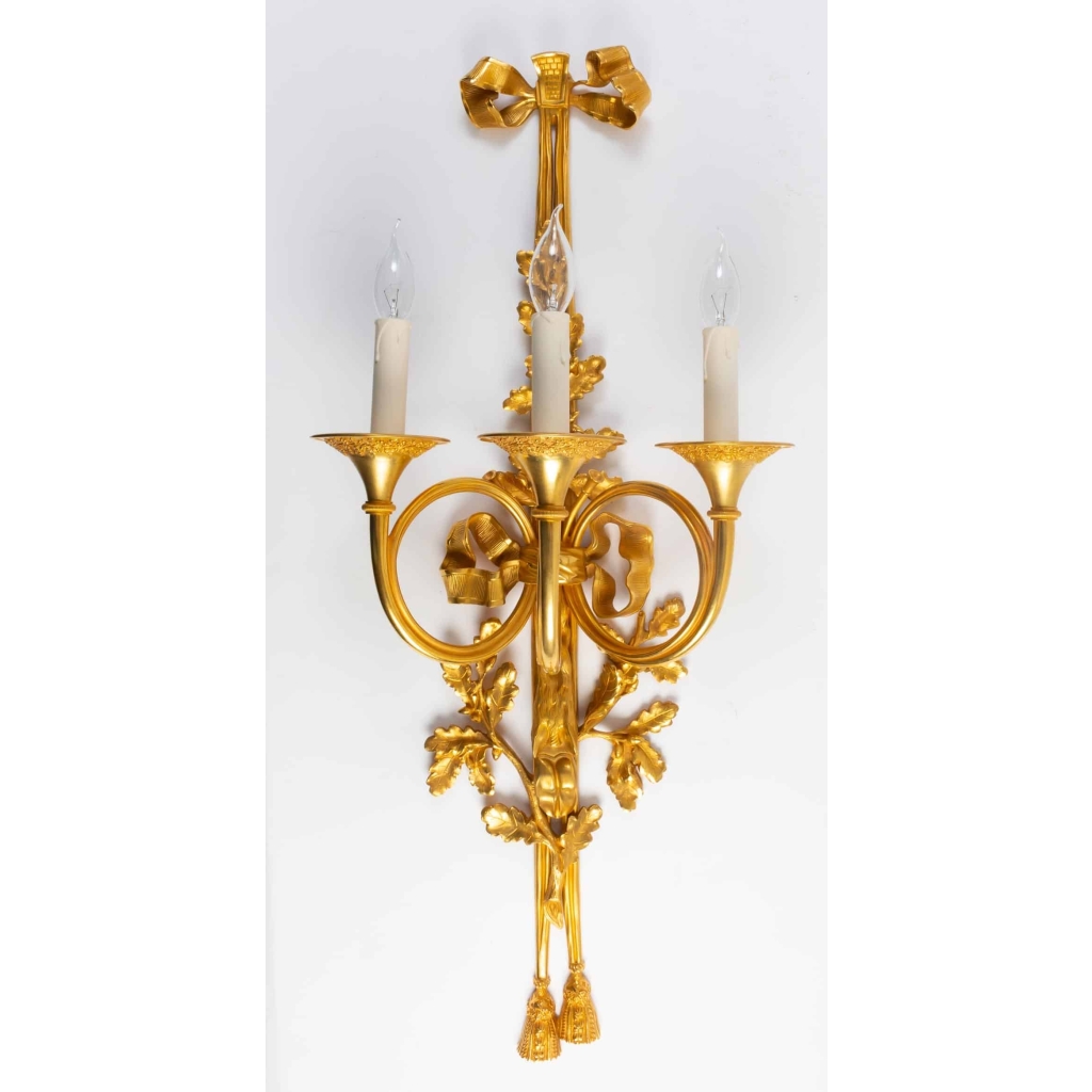 Suite de quatre importantes appliques de style Louis XVI. | Biron Suite de quatre importantes appliques de style Louis XVI.