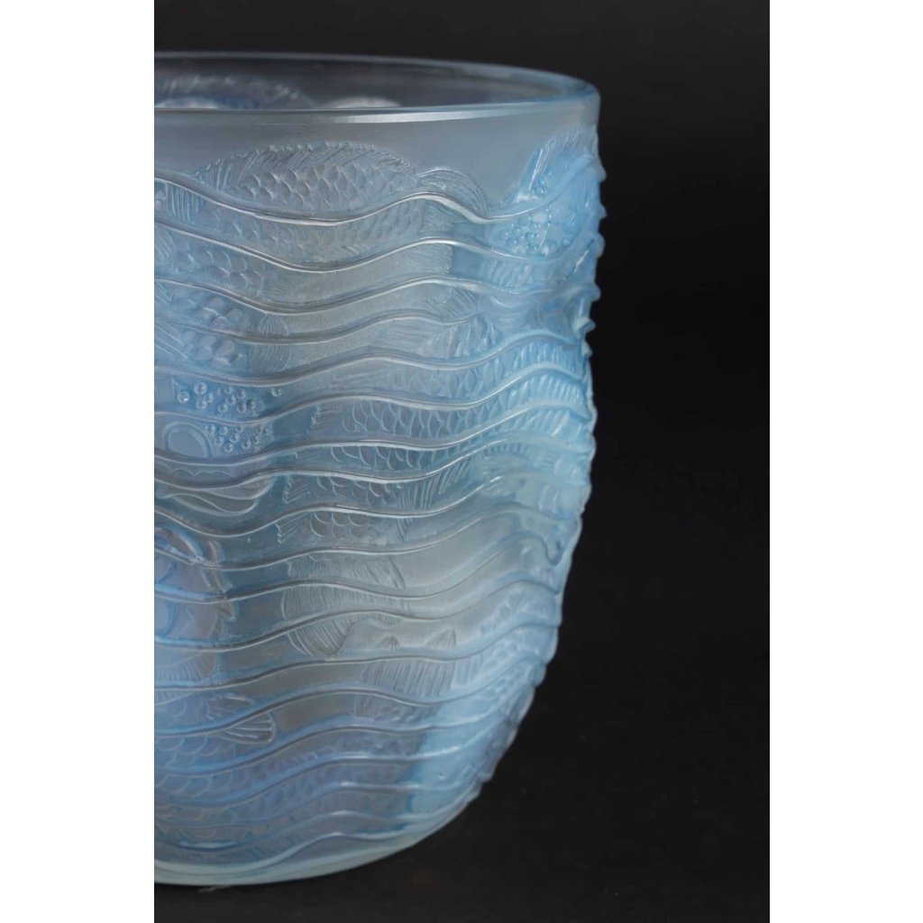 Vase « Dauphins » verre opalescent patiné bleu de René LALIQUE