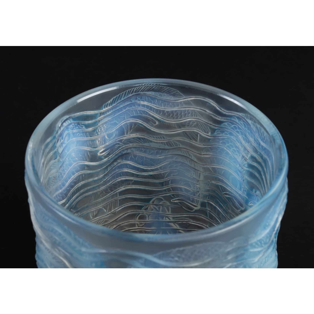 Vase « Dauphins » verre opalescent patiné bleu de René LALIQUE