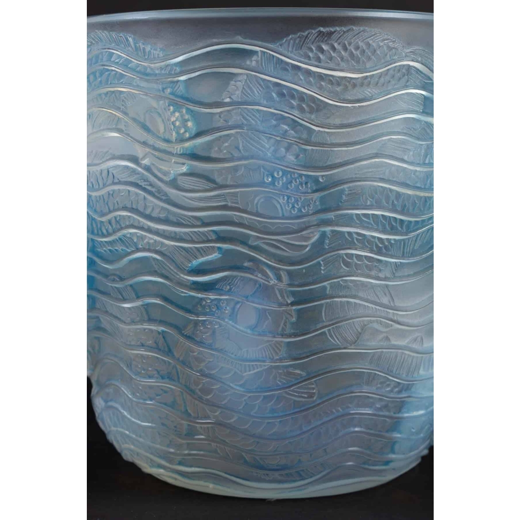 Vase « Dauphins » verre opalescent patiné bleu de René LALIQUE