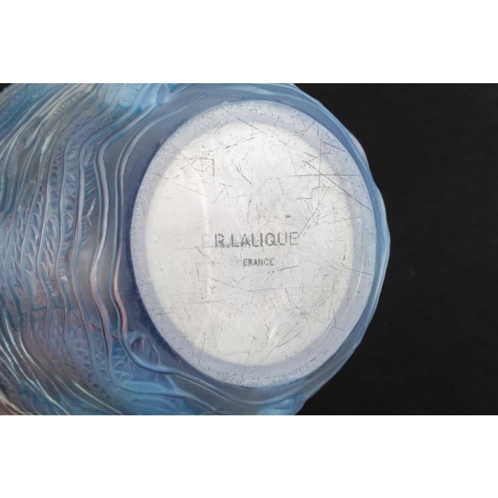 Vase « Dauphins » verre opalescent patiné bleu de René LALIQUE