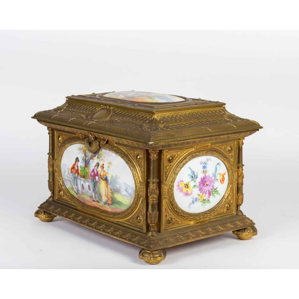 Boite à bijoux en porcelaine et bronze doré | Biron |||||||||