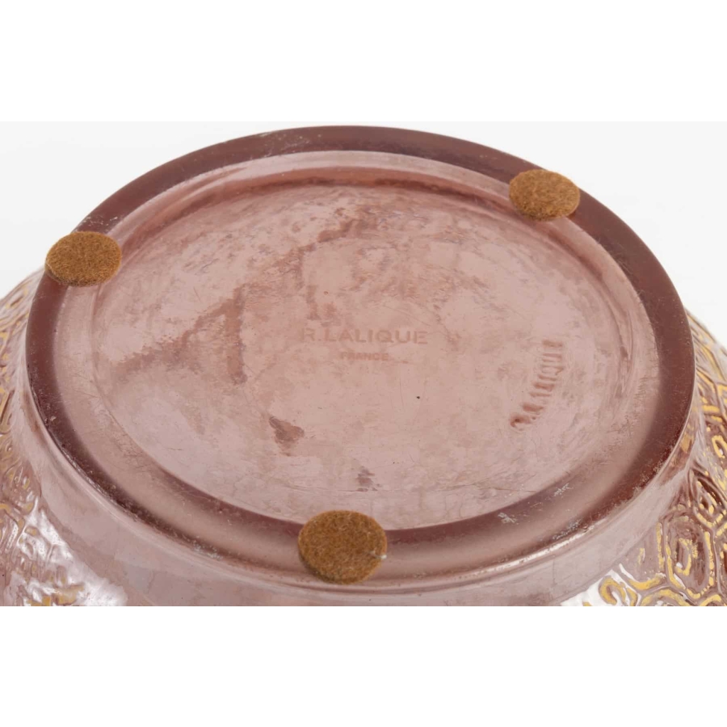 Vase « Tortues » verre alexandrite (rose ou vert en fonction de l’intensité de la lumière) patiné blanc de René LALIQUE