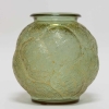 Vase « Tortues » verre alexandrite (rose ou vert en fonction de l’intensité de la lumière) patiné blanc de René LALIQUE