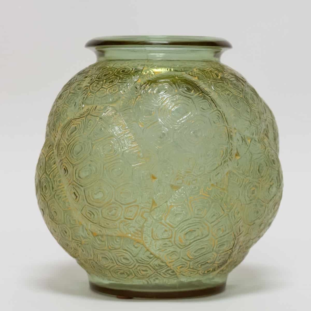 Vase « Tortues » verre alexandrite (rose ou vert en fonction de l’intensité de la lumière) patiné blanc de René LALIQUE