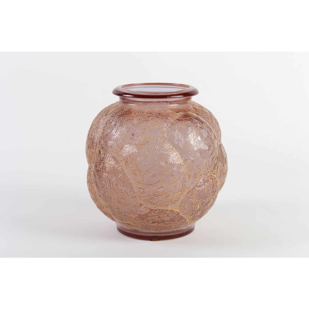 Vase « Tortues » verre alexandrite (rose ou vert en fonction de l’intensité de la lumière) patiné blanc de René LALIQUE