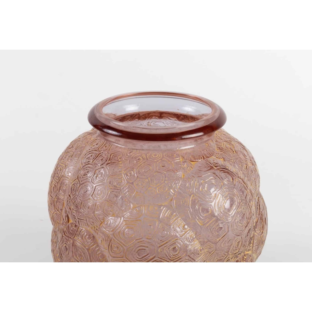 Vase « Tortues » verre alexandrite (rose ou vert en fonction de l’intensité de la lumière) patiné blanc de René LALIQUE