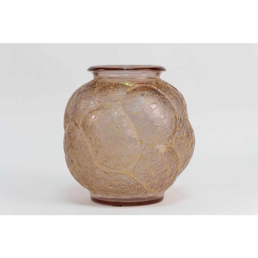 Vase « Tortues » verre alexandrite (rose ou vert en fonction de l’intensité de la lumière) patiné blanc de René LALIQUE
