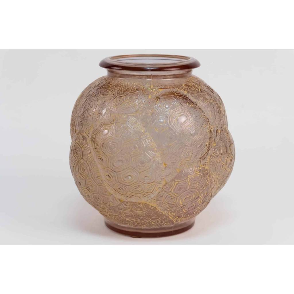 Vase « Tortues » verre alexandrite (rose ou vert en fonction de l’intensité de la lumière) patiné blanc de René LALIQUE