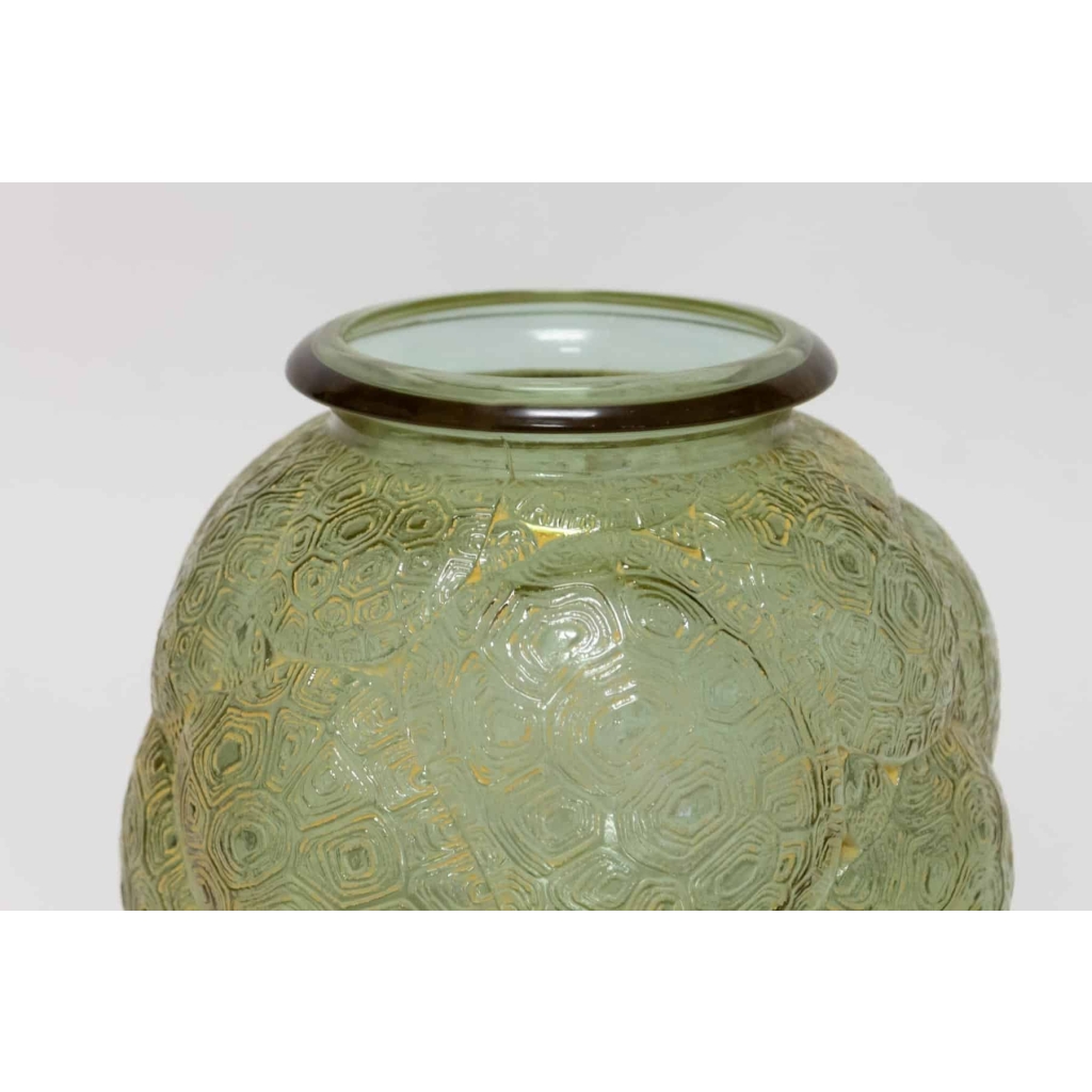 Vase « Tortues » verre alexandrite (rose ou vert en fonction de l’intensité de la lumière) patiné blanc de René LALIQUE