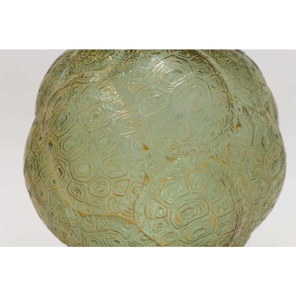 Vase « Tortues » verre alexandrite (rose ou vert en fonction de l’intensité de la lumière) patiné blanc de René LALIQUE
